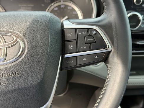 Used 2022 Toyota Highlander XLE AWD/4WD image 16