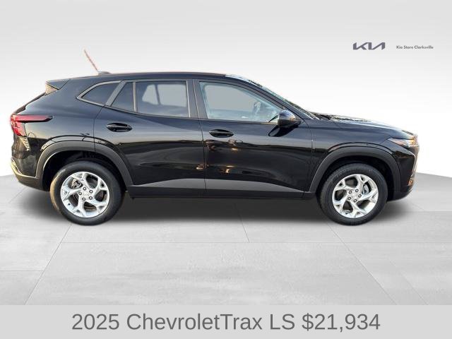 Used 2025 Chevrolet Trax LS w/ LS Convenience Package FWD image 9