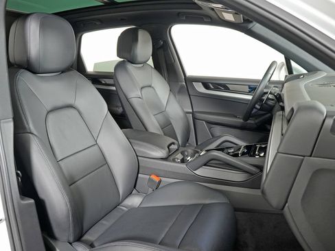 Certified 2024 Porsche Cayenne w/ Premium Package AWD/4WD image 41