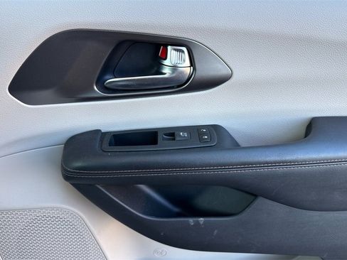 Used 2020 Chrysler Pacifica Touring image 24