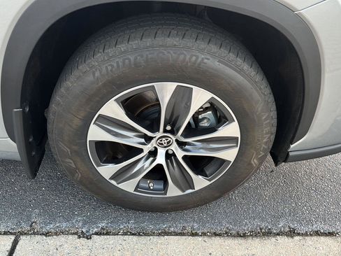 Used 2024 Toyota Highlander XLE image 37