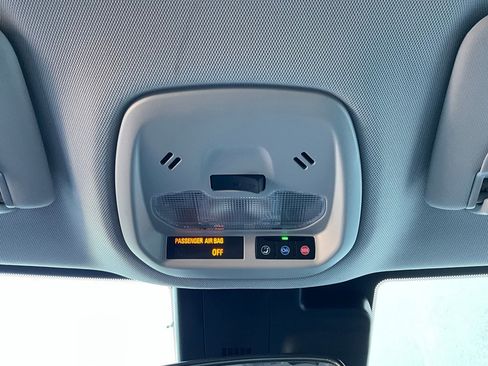 Used 2025 Chevrolet Trax LT w/ LT Convenience Package image 16