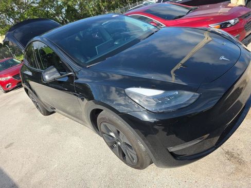 Used 2024 Tesla Model Y Long Range AWD/4WD image 2