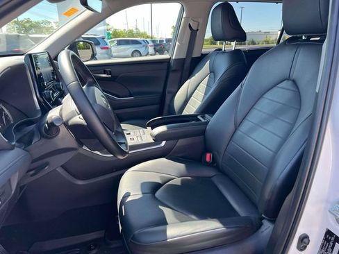 Used 2022 Toyota Highlander XLE AWD/4WD image 32