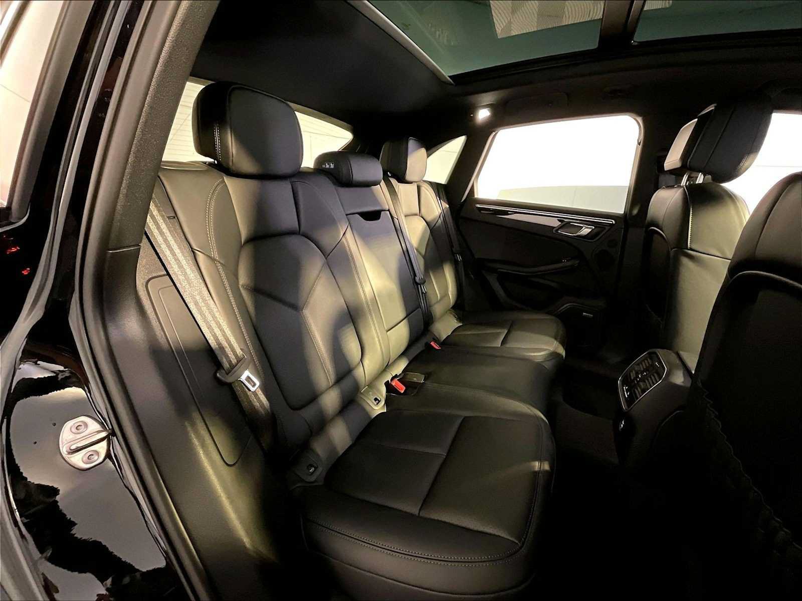 Certified 2024 Porsche Macan S AWD/4WD image 23