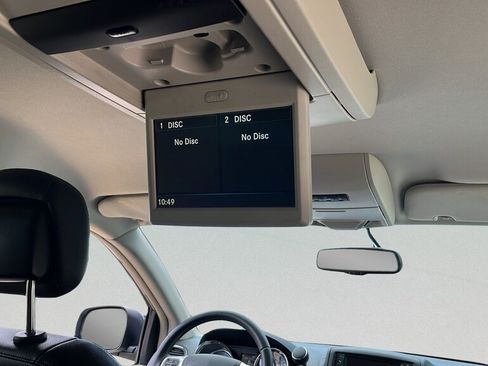 Used 2015 Chrysler Town & Country Touring FWD image 22