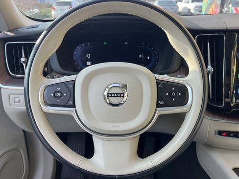 Used 2022 Volvo XC60 B5 Momentum w/ Climate Package image 25