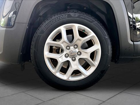 Used 2018 Jeep Renegade Latitude w/ Popular Equipment Group FWD image 11