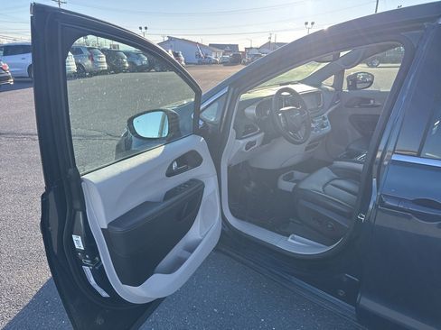 Used 2024 Chrysler Pacifica Touring-L image 14