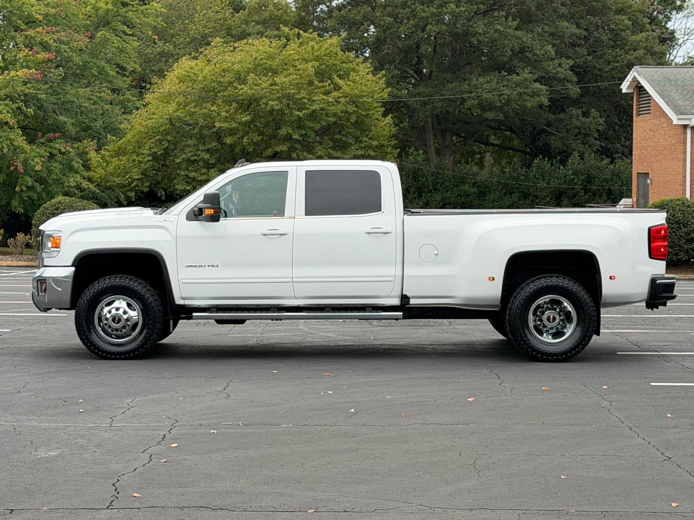 Used 2017 GMC Sierra 3500 SLE w/ SLE Preferred Package AWD/4WD image 2