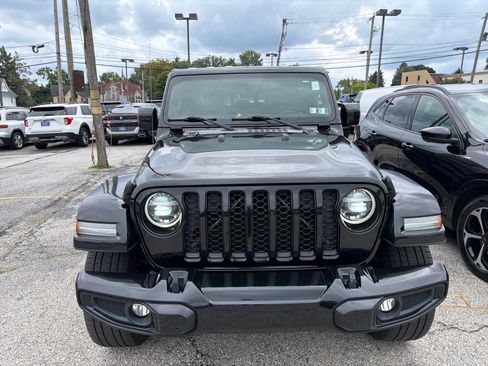 Used 2021 Jeep Gladiator Overland AWD/4WD image 2
