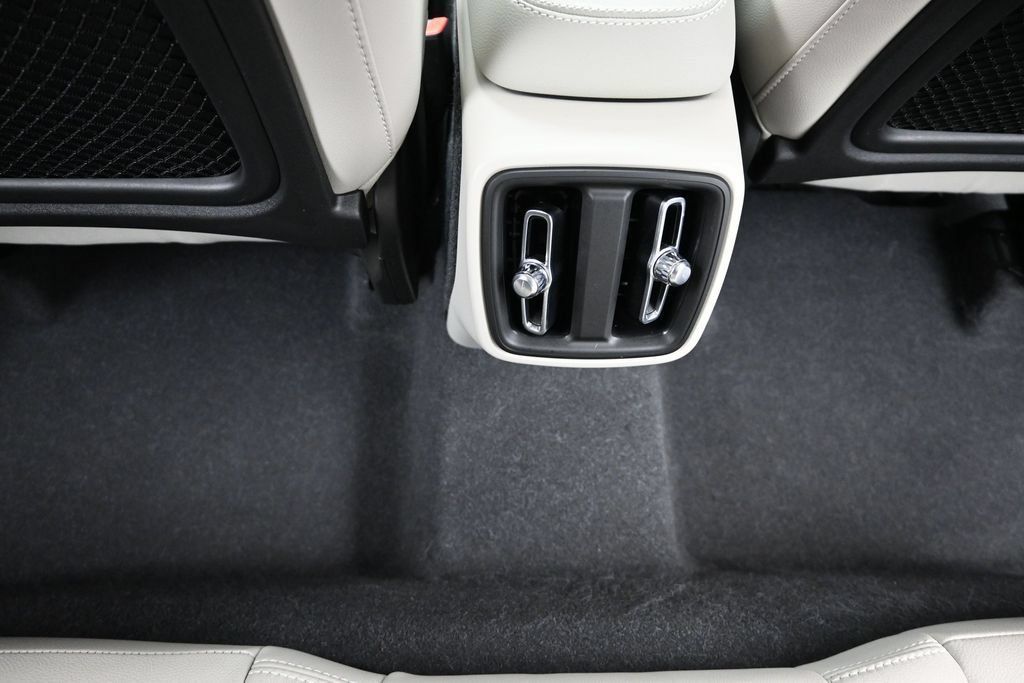 Used 2024 Volvo XC40 B5 Plus w/ Climate Package AWD/4WD image 12