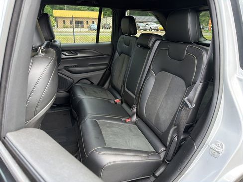 Used 2025 Jeep Grand Cherokee Altitude AWD/4WD image 18