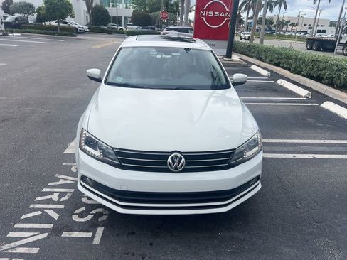 Used 2016 Volkswagen Jetta SEL w/ Lighting Package FWD image 3