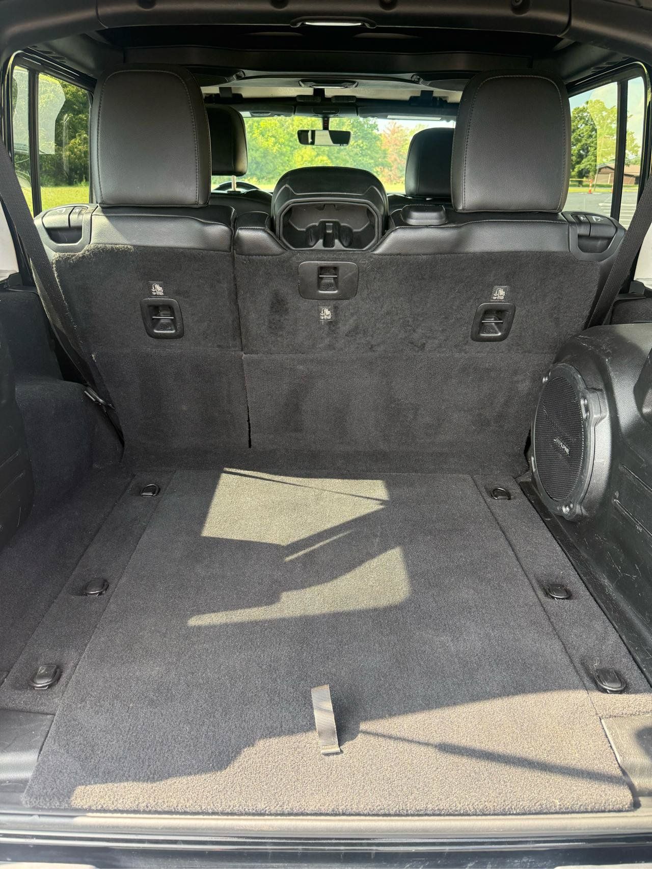 Used 2018 Jeep Wrangler Unlimited Sahara AWD/4WD image 13