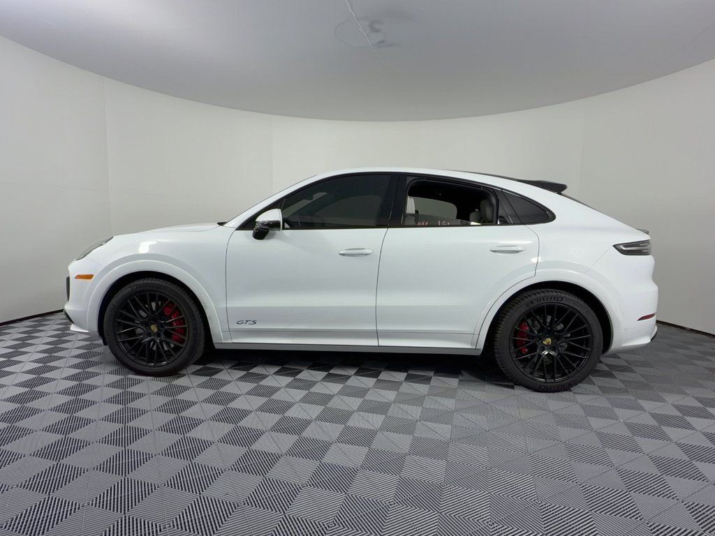 Used 2022 Porsche Cayenne GTS AWD/4WD image 2