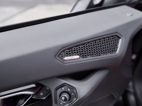 Used 2021 Lamborghini Huracan EVO image 33