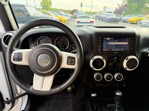 Used 2015 Jeep Wrangler Sahara AWD/4WD image 17