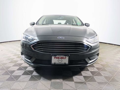 Used 2018 Ford Fusion SE w/ Fusion SE Technology Package FWD image 2