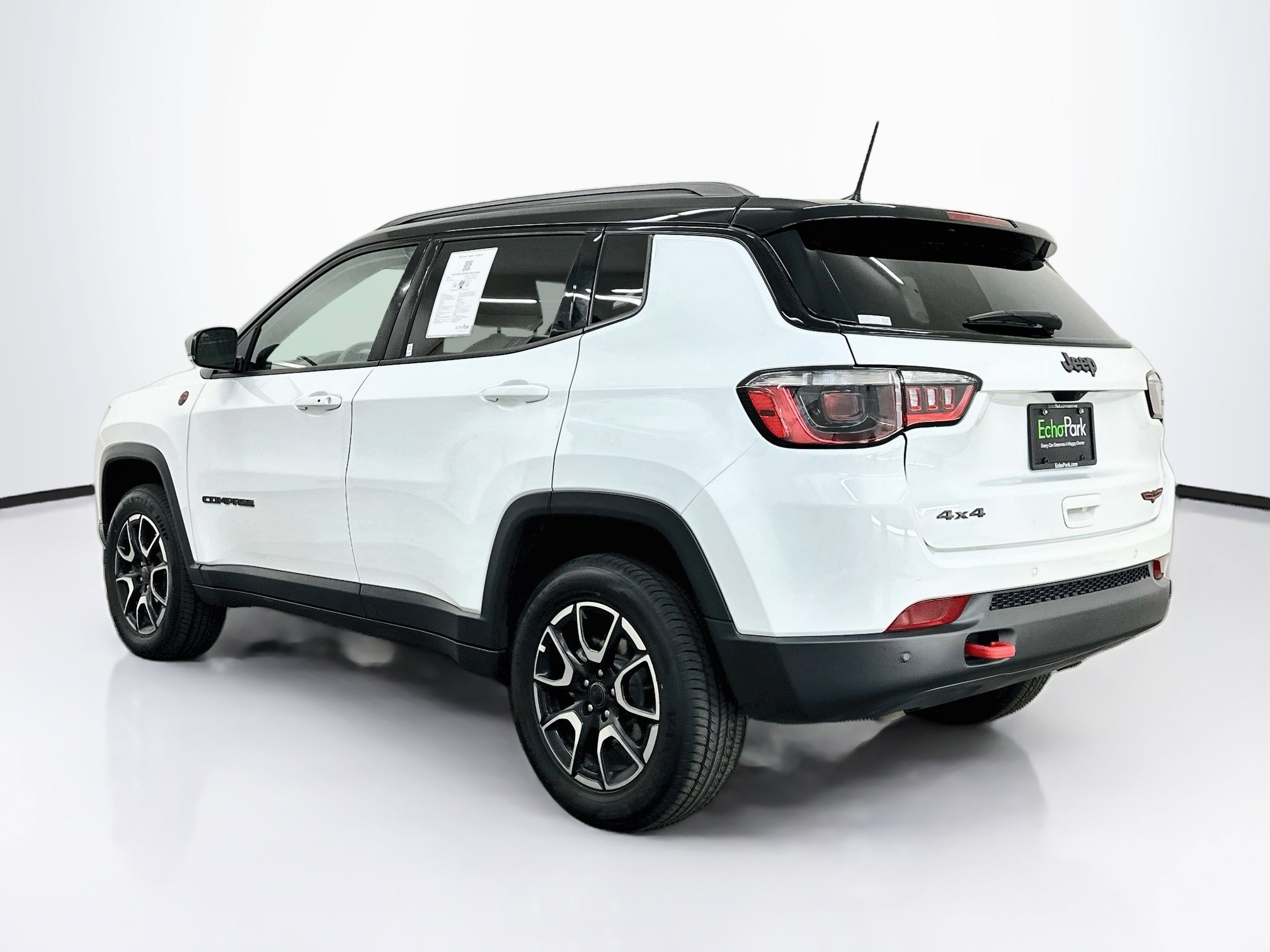 Used 2025 Jeep Compass Trailhawk AWD/4WD image 5