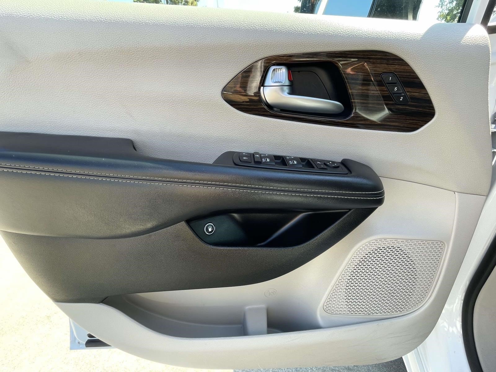 Used 2023 Chrysler Pacifica Limited FWD image 17