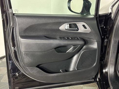 Certified 2025 Chrysler Pacifica Select AWD/4WD image 11