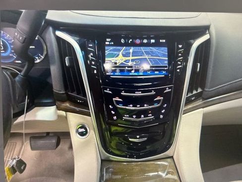 Used 2019 Cadillac Escalade Premium Luxury image 14