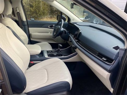 Used 2025 Kia Carnival EX image 35