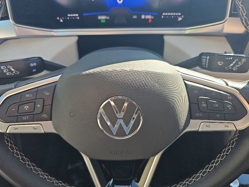 Used 2025 Volkswagen Taos SE FWD image 18