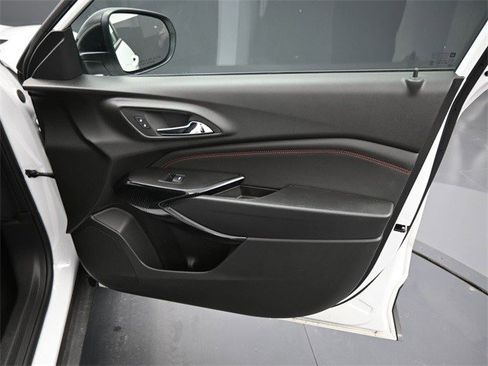 Certified 2025 Chevrolet Trax RS w/ Sunroof Package image 9