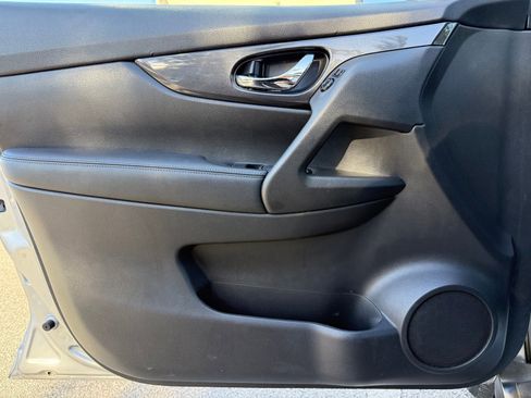 Used 2020 Nissan Rogue SV image 43