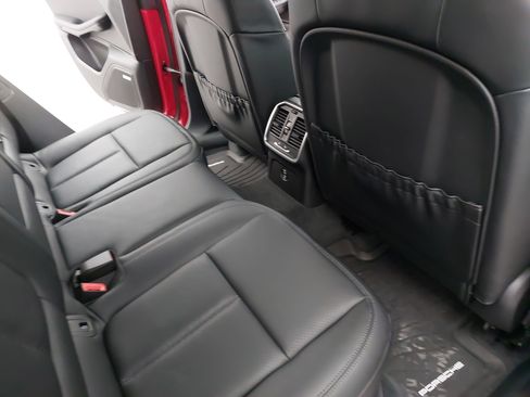 Certified 2024 Porsche Macan image 13