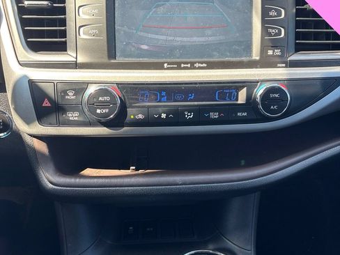 Used 2019 Toyota Highlander XLE FWD image 14