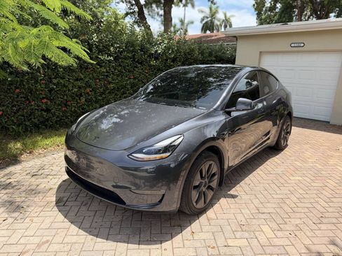 Used 2025 Tesla Model Y Long Range AWD/4WD image 3