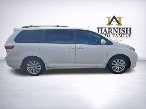 Used 2017 Toyota Sienna XLE image 8
