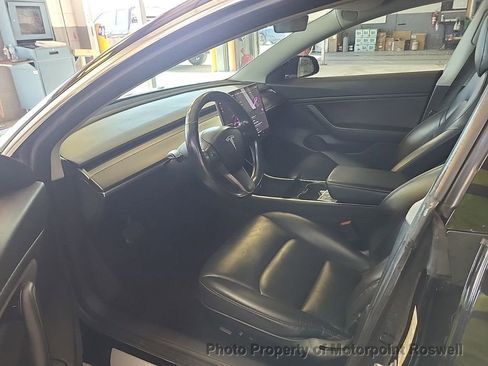 Used 2018 Tesla Model 3 Mid Range image 2