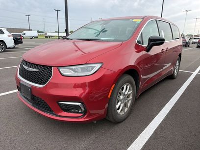 Used 2025 Chrysler Pacifica Select