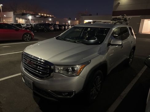 Used 2019 GMC Acadia SLE image 1