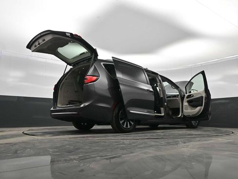 Used 2021 Chrysler Pacifica Limited w/ Uconnect Theater Family Group image 42