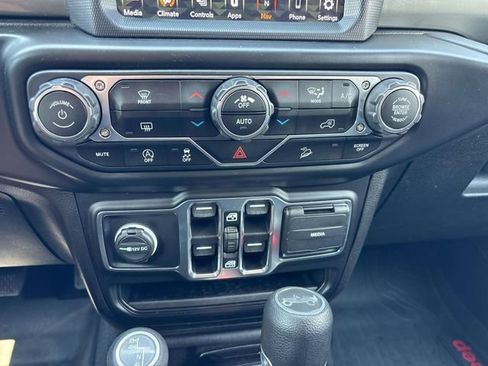 Used 2020 Jeep Wrangler Unlimited Sahara w/ Uconnect 4C Nav & Sound Group AWD/4WD image 27