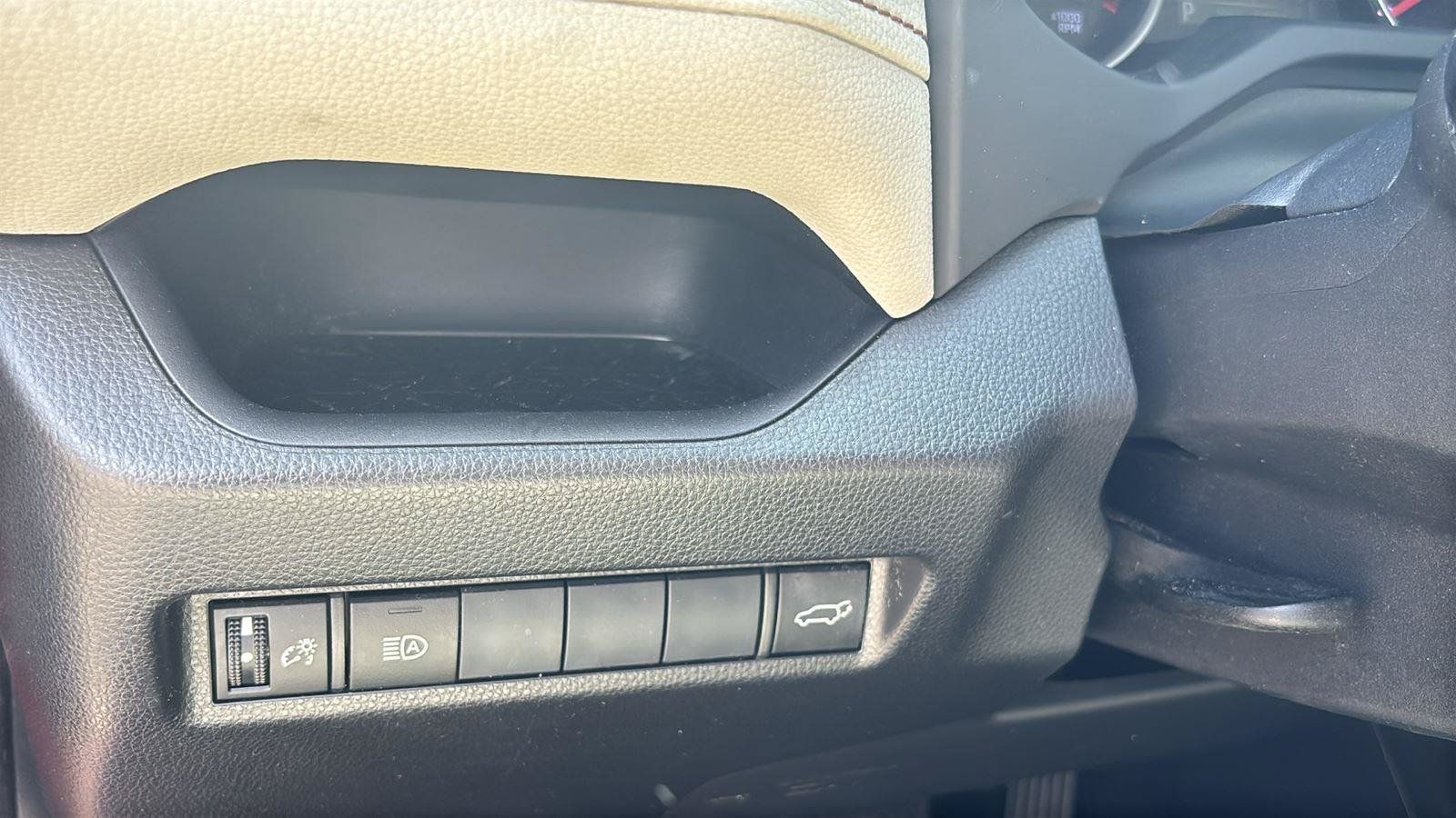 Used 2019 Toyota RAV4 XLE Premium FWD image 28