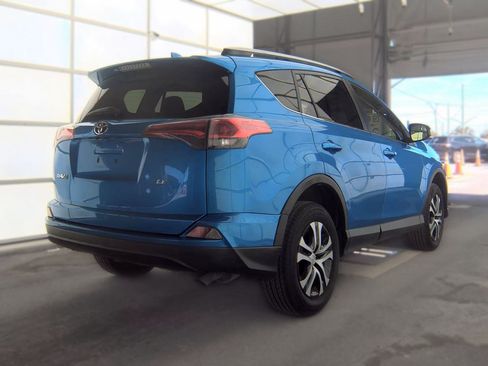 Used 2018 Toyota RAV4 LE FWD image 9