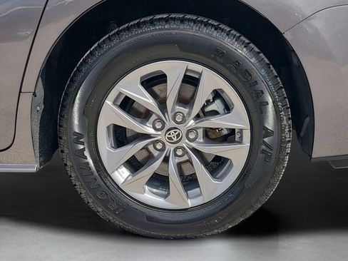 Used 2024 Toyota Sienna XLE FWD image 35