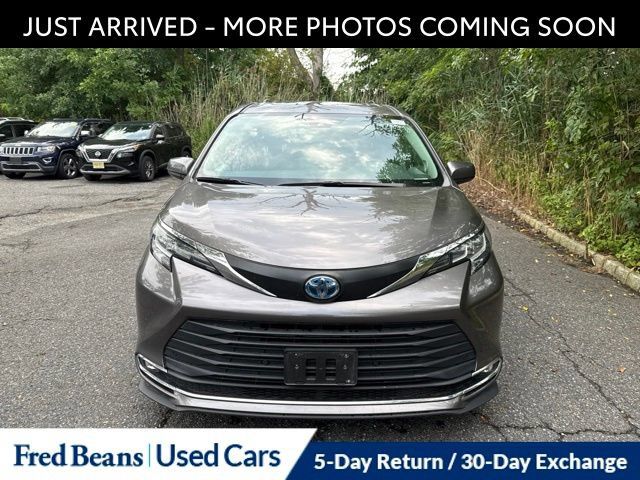Used 2023 Toyota Sienna XLE w/ XLE Plus Package AWD/4WD image 2