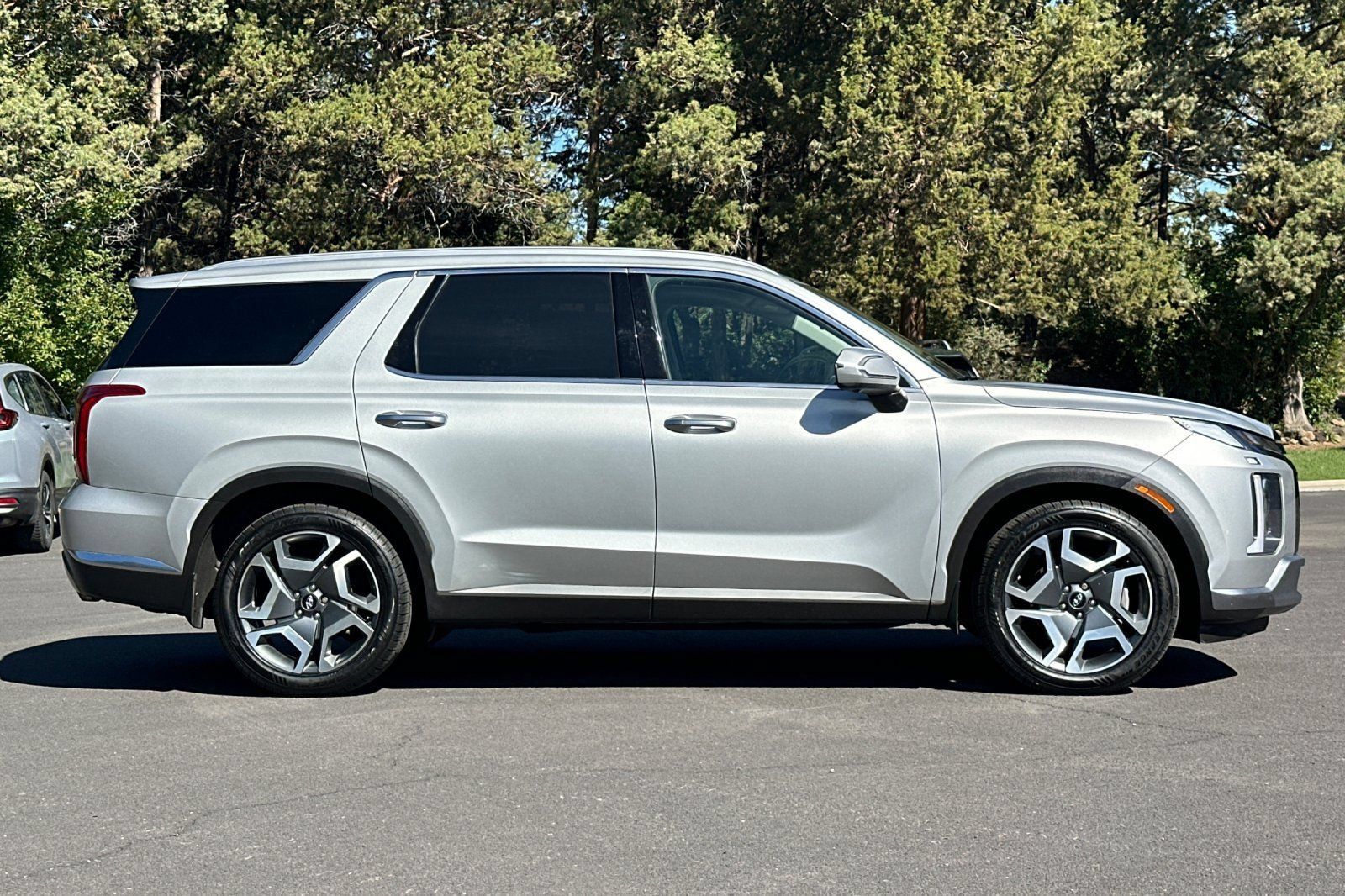 Used 2023 Hyundai Palisade Limited w/ Cargo Package AWD/4WD image 3