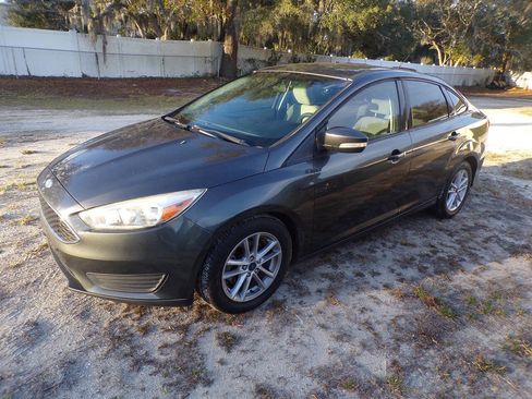Used 2017 Ford Focus SE image 1