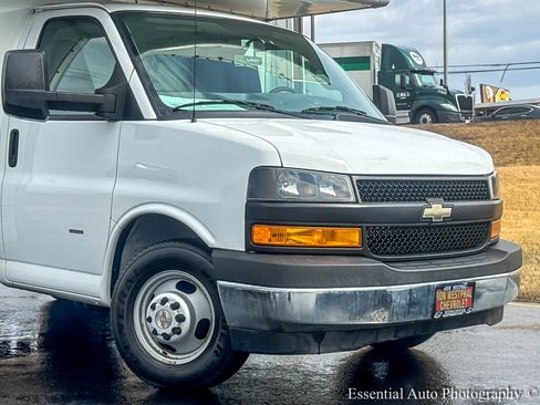 Used 2018 Chevrolet Express 3500 w/ Power Convenience Package image 2