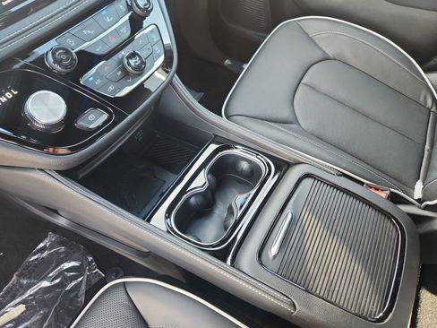 New 2026 Chrysler Pacifica Limited image 19