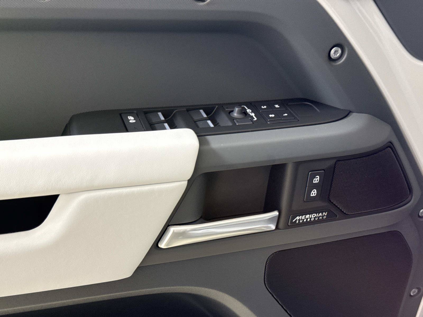 New 2026 Land Rover Defender 110 X-Dynamic SE AWD/4WD image 18
