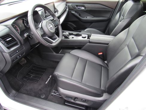 Used 2023 Nissan Rogue SV w/ SV Premium B Package image 14